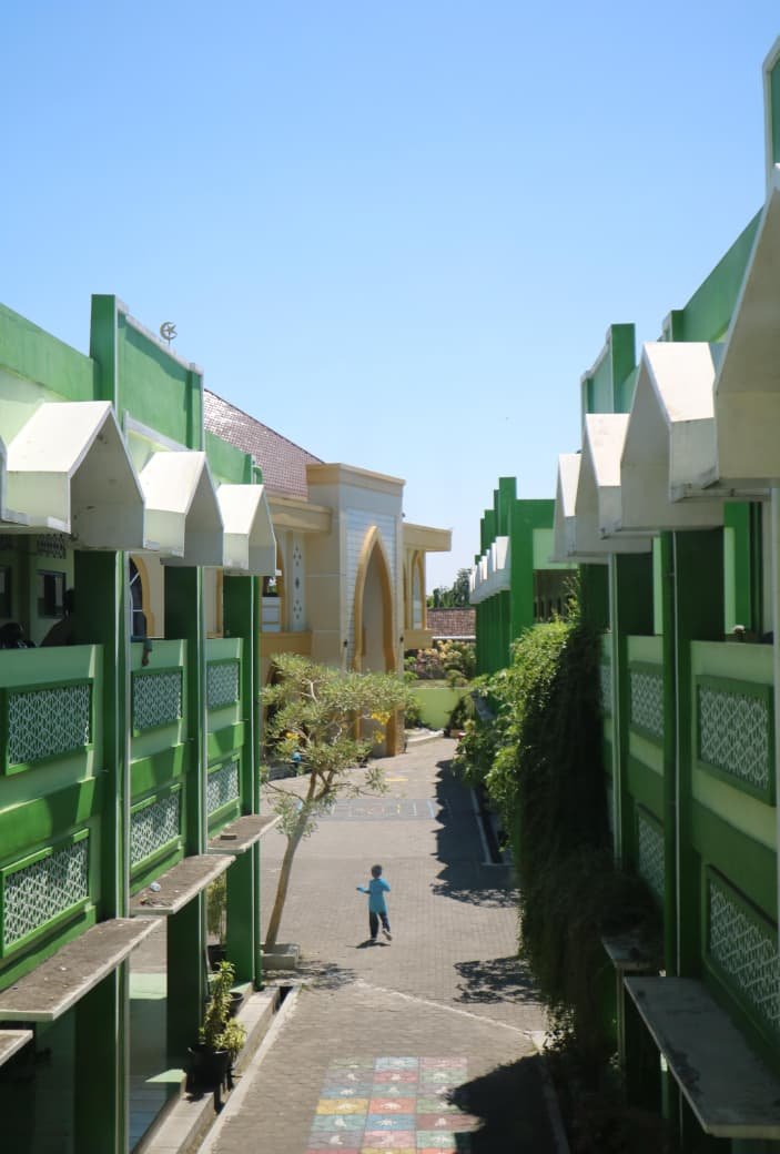 Gedung 3 lantai dan halaman yang luas